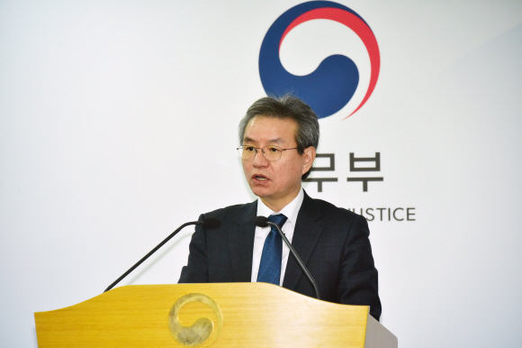 20일 법무부에서 법무.검찰개혁위원회 김남준 위원장이 이날 심의,의결한 ‘법무행정 역량 강화를 위한 법무부 탈검찰화 실질적 방안’에 관한 브리핑을 하고 있다. 2020. 1.20 이종원 선임기자 jongwon@seoul.co.kr