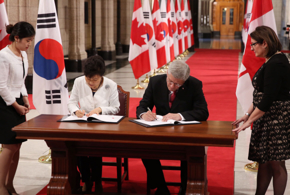 박근혜(왼쪽 두번째) 전 대통령과 스티븐 하퍼 캐나다 총리가 2014년 자유무역협정(FTA)에 서명하는 모습. 서울신문 DB