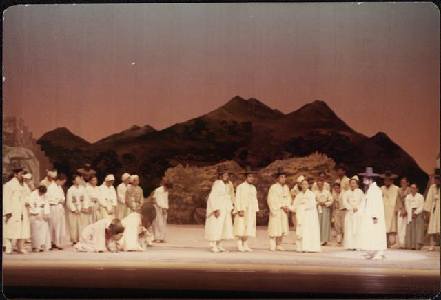 1973년 10월 17일 서울 남산 중턱에서 문을 연 국립극장 해오름극장 개관작인 연극 ‘성웅 이순신’(사진)역시 권력자의 의중이 반영된 작품으로 알려졌다.  국립극장 제공