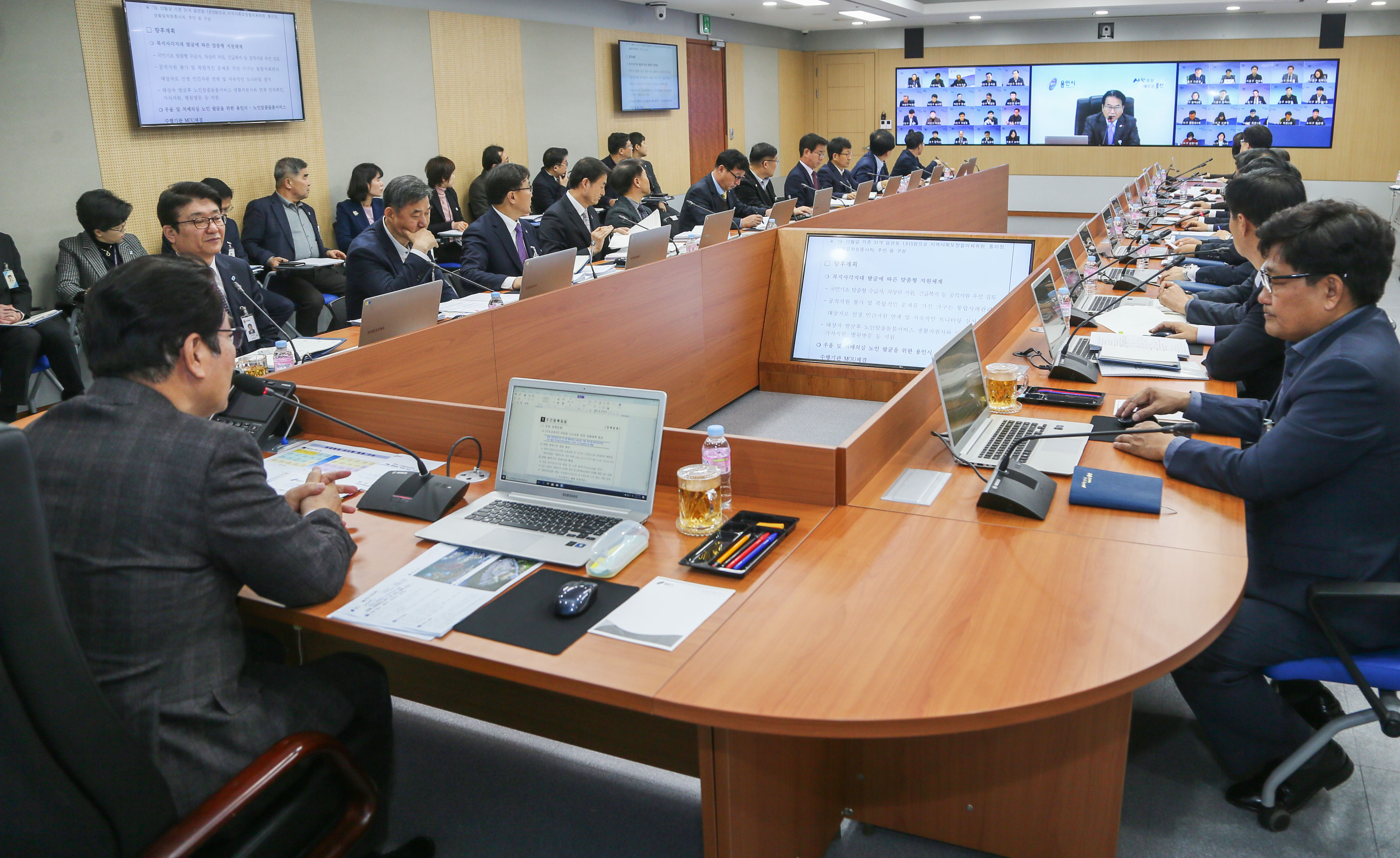 백군기 용인시장(왼쪽에서 첫번째)이 20일 시정전략회의에서 간부직원들과 복지사각지대 해소 전략을 논의하고 있다. 용인시 제공