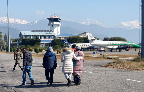 네팔 안나푸르나에서 트레킹 도중 눈사태로 실종된 한국인 교사 4명의 가족들이 20일 오전(현지시간) 헬리콥터를 타고 사고 현장을 둘러본 뒤 포카라공항으로 돌아오고 있다.<br>포카라 연합뉴스