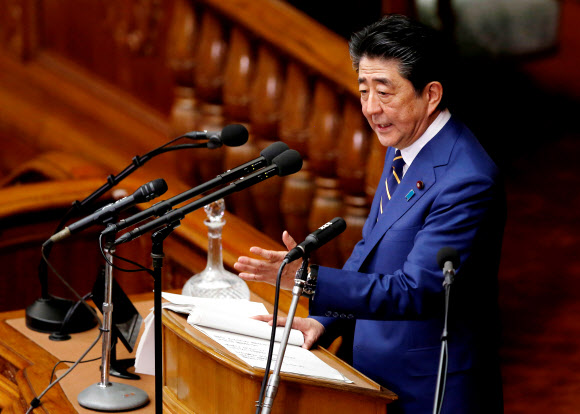 아베 신조 일본 총리가 20일 개원한 제201차 정기국회에서 시정 방침 연설을 하고 있다. 도쿄 로이터 연합뉴스
