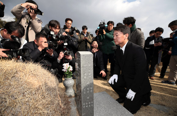 바른미래당 안철수(오른쪽) 전 의원이 정계 복귀 첫 공식 일정으로 20일 광주 국립5·18민주묘지를 찾아 참배하고 있다. 광주 연합뉴스