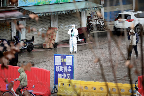중국의 ‘우한 폐렴’으로 불렸던 코로나19(신종 코로나바이러스) 발병 근원지로 지목돼 폐쇄된 우한시 경계의 화난수산시장. 2020.1.21  로이터 연합뉴스