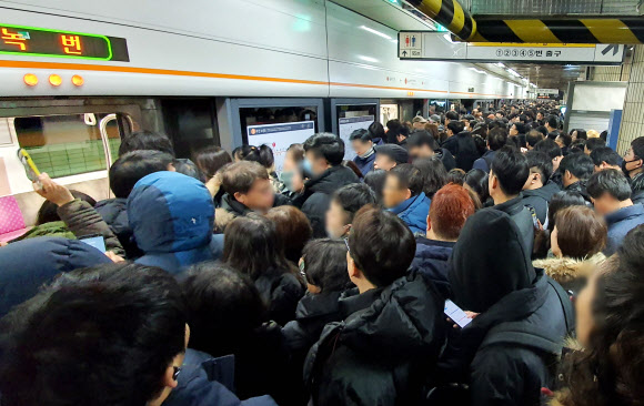21일 오전 지하철 3호선 오금행 열차가 녹번역에서 출입문 고장으로 멈춰서 출근길 시민들이 승강장에서 다음 열차를 기다리고 있다. 2020.1.21  연합뉴스