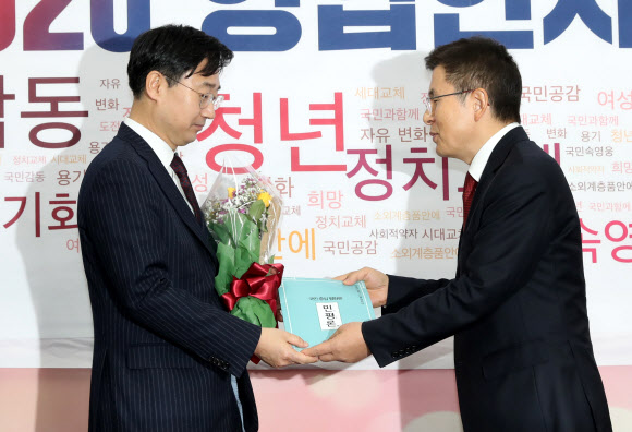 자유한국당 황교안 대표가 21일 오전 서울 여의도 국회에서 열린 영입인사 환영식에서 다섯번째 영입인사인 외교·안보 전문가인 신범철 아산정책연구원 안보통일센터장(왼쪽)에게 황 대표의 외교안보 대안정책이 담긴 ‘민평론’을 선물하고 있다.  신 센터장은 1995년부터 한국국방연구원에서 북한 문제와 함께 외교·안보 분야 등에서 연구 활동을 펼쳐온 전문가다. 2020.1.21  연합뉴스
