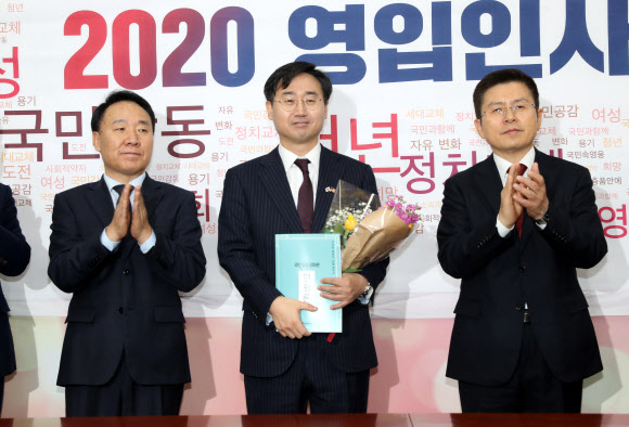 21일 오전 서울 여의도 국회에서 열린 자유한국당 영입인사 환영식에서 다섯번째 영입인사인 외교·안보 전문가인 신범철 아산정책연구원 안보통일센터장(가운데)이 황 대표로부터 받은 ‘민평론’을 든 채 기념촬영 하고 있다. 신 센터장은 1995년부터 한국국방연구원에서 북한 문제와 함께 외교·안보 분야 등에서 연구 활동을 펼쳐온 전문가다. 2020.1.21  연합뉴스