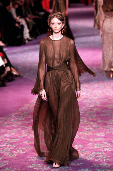 모델이 20일(현지시간) 프랑스 파리에서 열린 디올의 ‘2020/2021 봄-여름 오트 쿠튀르(Spring-Summer 2020/2021 Haute Couture)’ 패션쇼에서 멋진 의상을 선보이고 있다. AFP 연합뉴스