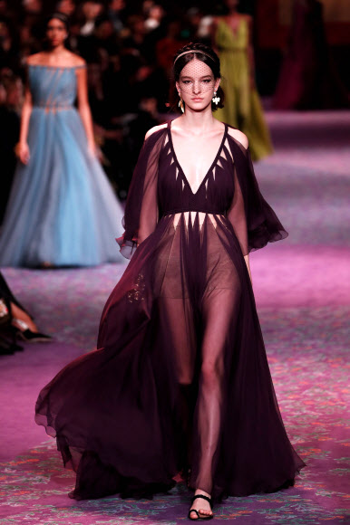 모델이 20일(현지시간) 프랑스 파리에서 열린 디올의 ‘2020/2021 봄-여름 오트 쿠튀르(Spring-Summer 2020/2021 Haute Couture)’ 패션쇼에서 멋진 의상을 선보이고 있다. AFP 연합뉴스