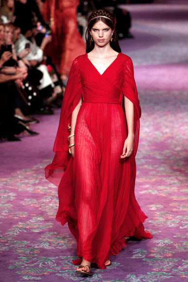 모델이 20일(현지시간) 프랑스 파리에서 열린 디올의 ‘2020/2021 봄-여름 오트 쿠튀르(Spring-Summer 2020/2021 Haute Couture)’ 패션쇼에서 멋진 의상을 선보이고 있다. AFP 연합뉴스