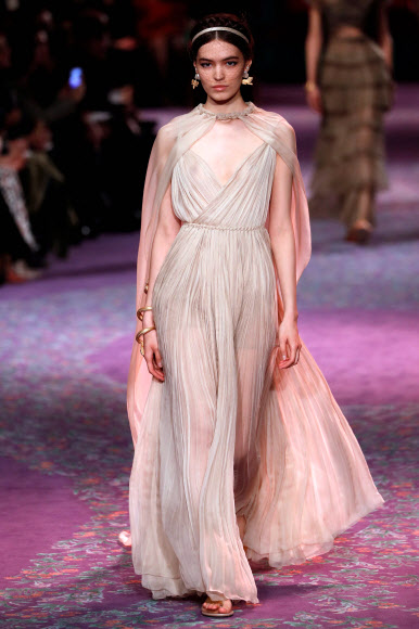 모델이 20일(현지시간) 프랑스 파리에서 열린 디올의 ‘2020/2021 봄-여름 오트 쿠튀르(Spring-Summer 2020/2021 Haute Couture)’ 패션쇼에서 멋진 의상을 선보이고 있다. AFP 연합뉴스