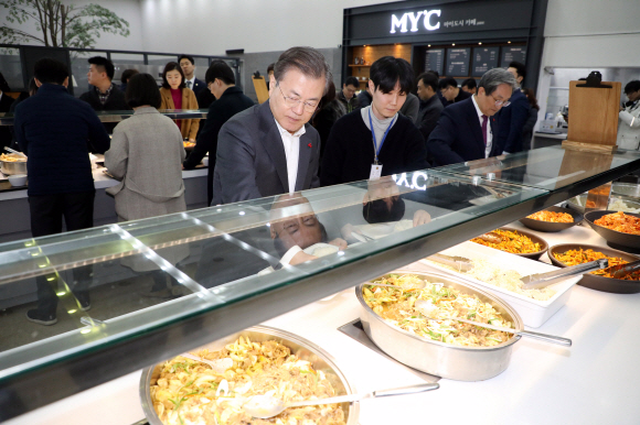 문재인 대통령이 21일 정부세종청사에서 열린 국무회의를 마치고 구내식당에서 신임 공무원들과 점심 식사를 함께 하고 있다. 2020. 1.21  도준석 기자 pado@seoul.co.kr