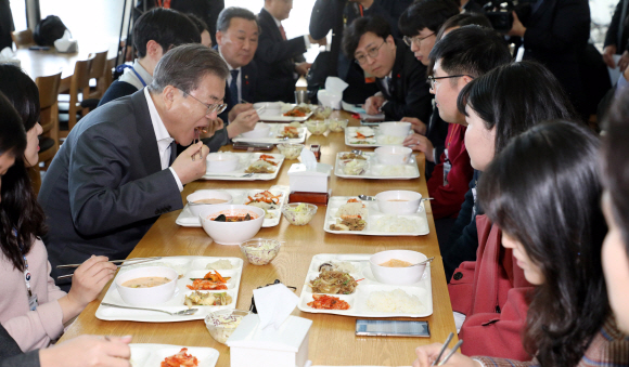 문재인 대통령이 21일 정부세종청사에서 열린 국무회의를 마치고 구내식당에서 신임 공무원들과 점심 식사를 함께 하고 있다. 2020. 1.21  도준석 기자 pado@seoul.co.kr