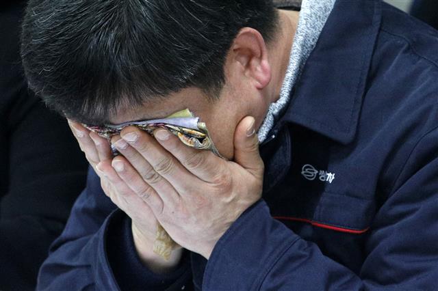 장준호 금속노조 쌍용차지부 조합원이 21일 오전 서울 중구 민주노총에서 열린 ‘쌍용차 사회적합의 파기 규탄 시민사회 계획 발표 기자회견’에서 눈물을 흘리고 있다. 시민사회단체는 쌍용차가 노노사정 합의를 깨고 46명의 노동자들에게 무기한 유급 휴직(급여 70% 지급)을 통보했다며 사회적 합의 파기 대국민 사과, 마지막 해고자 46명 복직, 손해배상 철회 등을 요구하며 쌍용자동차 범국민대책위원회 활동 재개를 알렸다. 2020.1.21 뉴스1