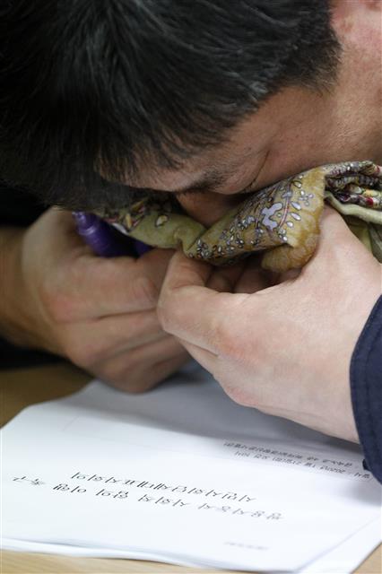 장준호 금속노조 쌍용차지부 조합원이 21일 오전 서울 중구 민주노총에서 열린 ‘쌍용차 사회적합의 파기 규탄 시민사회 계획 발표 기자회견’에서 눈물을 흘리고 있다. 시민사회단체는 쌍용차가 노노사정 합의를 깨고 46명의 노동자들에게 무기한 유급 휴직(급여 70% 지급)을 통보했다며 사회적 합의 파기 대국민 사과, 마지막 해고자 46명 복직, 손해배상 철회 등을 요구하며 쌍용자동차 범국민대책위원회 활동 재개를 알렸다. 2020.1.21 뉴스1