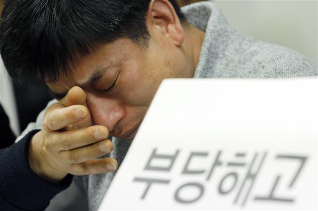 장준호 금속노조 쌍용차지부 조합원이 21일 오전 서울 중구 민주노총에서 열린 ‘쌍용차 사회적합의 파기 규탄 시민사회 계획 발표 기자회견’에서 눈물을 흘리고 있다. 시민사회단체는 쌍용차가 노노사정 합의를 깨고 46명의 노동자들에게 무기한 유급 휴직(급여 70% 지급)을 통보했다며 사회적 합의 파기 대국민 사과, 마지막 해고자 46명 복직, 손해배상 철회 등을 요구하며 쌍용자동차 범국민대책위원회 활동 재개를 알렸다. 2020.1.21 뉴스1