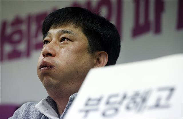 장준호 금속노조 쌍용차지부 조합원이 21일 오전 서울 중구 민주노총에서 열린 ‘쌍용차 사회적합의 파기 규탄 시민사회 계획 발표 기자회견’에서 눈물을 흘리고 있다. 시민사회단체는 쌍용차가 노노사정 합의를 깨고 46명의 노동자들에게 무기한 유급 휴직(급여 70% 지급)을 통보했다며 사회적 합의 파기 대국민 사과, 마지막 해고자 46명 복직, 손해배상 철회 등을 요구하며 쌍용자동차 범국민대책위원회 활동 재개를 알렸다. 2020.1.21 뉴스1