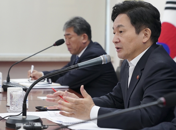 원희룡 제주지사는 21일 주간 정책회의에서 설 연휴 제주도정 정책 홍보를 주문했다