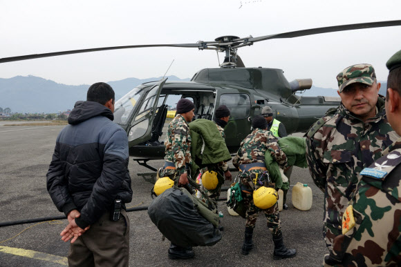 안나푸르나서 실종된 한국인 수색을 위해 21일(현지시간) 포카라공항에서 사고현장으로 투입되는 네팔군 구조특수부대. 헬기로 투입되는 특수부대원들은 사고현장 지상에 직접 내려가 수색활동을 할 예정이다. 2020.1.21  연합뉴스