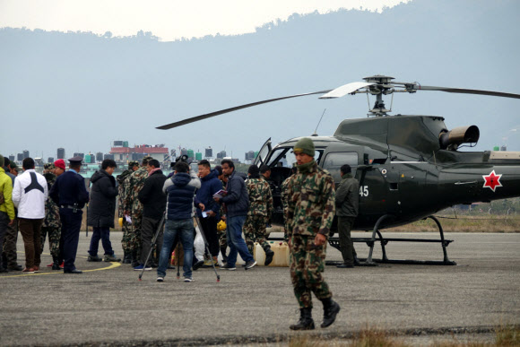 안나푸르나서 실종된 한국인 수색을 위해 21일(현지시간) 포카라공항에서 사고현장으로 투입되는 네팔군 구조특수부대. 헬기로 투입되는 특수부대원들은 사고현장 지상에 직접 내려가 수색활동을 할 예정이다. 2020.1.21  연합뉴스