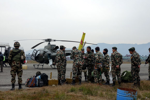안나푸르나서 실종된 한국인 수색을 위해 21일(현지시간) 포카라공항에서 사고현장으로 투입되는 네팔군 구조특수부대. 헬기로 투입되는 특수부대원들은 사고현장 지상에 직접 내려가 수색활동을 할 예정이다. 2020.1.21  연합뉴스