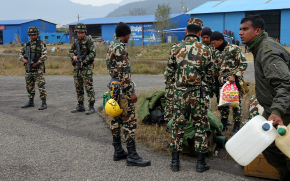 안나푸르나서 실종된 한국인 수색을 위해 21일(현지시간) 포카라공항에서 사고현장으로 투입되는 네팔군 구조특수부대. 헬기로 투입되는 특수부대원들은 사고현장 지상에 직접 내려가 수색활동을 할 예정이다. 2020.1.21  연합뉴스