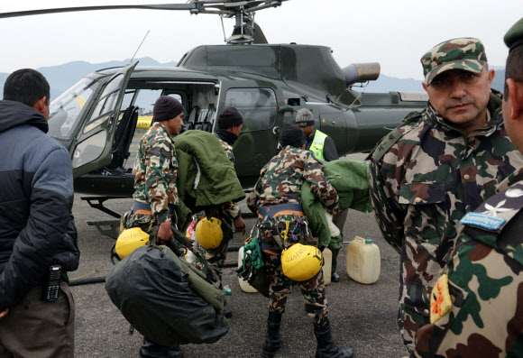 안나푸르나서 실종된 한국인 수색을 위해 21일(현지시간) 포카라공항에서 사고현장으로 투입되는 네팔군 구조특수부대. 헬기로 투입되는 특수부대원들은 사고현장 지상에 직접 내려가 수색활동을 할 예정이다. 2020.1.21  연합뉴스