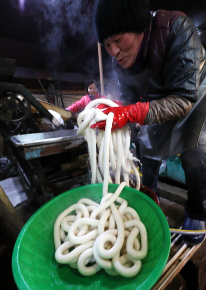 설 명절을 4일 앞둔 21일 오후 충남 공주시 산성시장에 있는 한 방앗간에서 연신 가래떡을 뽑아내고 있다. 2020.1.21  연합뉴스