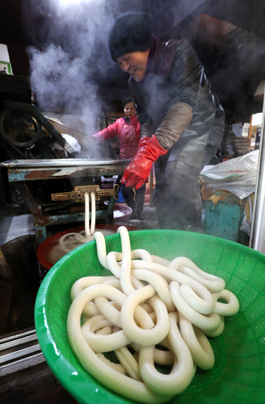 설 명절을 4일 앞둔 21일 오후 충남 공주시 산성시장에 있는 한 방앗간에서 연신 가래떡을 뽑아내고 있다. 2020.1.21  연합뉴스