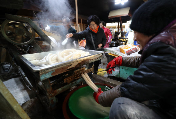 설 명절을 4일 앞둔 21일 오후 충남 공주시 산성시장에 있는 한 방앗간에서 연신 가래떡을 뽑아내고 있다. 2020.1.21  연합뉴스