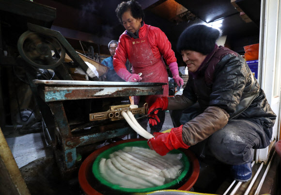 설 명절을 4일 앞둔 21일 오후 충남 공주시 산성시장에 있는 한 방앗간에서 연신 가래떡을 뽑아내고 있다. 2020.1.21  연합뉴스