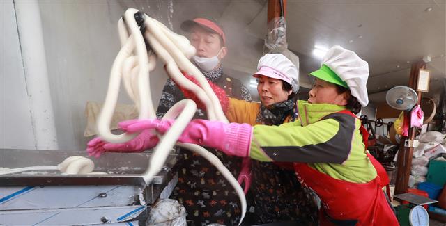 설 연휴를 앞둔 21일 오전 경남 함양군 함양읍 한 떡집에서 직원들이 분주하게 가래떡을 뽑고 있다. 2020.1.21 함양군 제공