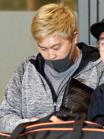 류현진이 21일 오후 보름 동안의 국외 개인 훈련을 마치고 인천국제공항을 통해 귀국하고 있다. 2020.1.21  연합뉴스