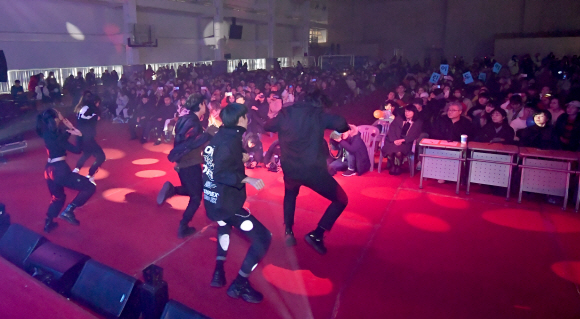 21일 중앙대에서 열린 외국인 유학생 k-pop경연대회에 참석한 외국인 유학생들이 댄스경연을 펼치고 있다.  2020.1.21 박지환기자 popocar@seoul.co.kr