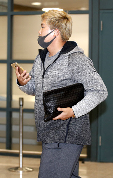 류현진이 21일 오후 보름 동안의 국외 개인 훈련을 마치고 인천국제공항을 통해 귀국하고 있다. 2020.1.21  연합뉴스