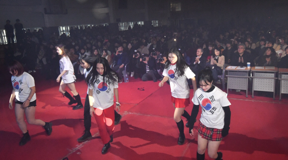 21일 중앙대에서 열린 외국인 유학생 k-pop경연대회에 참석한 외국인 유학생들이 댄스경연을 펼치고 있다.  2020.1.21 박지환기자 popocar@seoul.co.kr