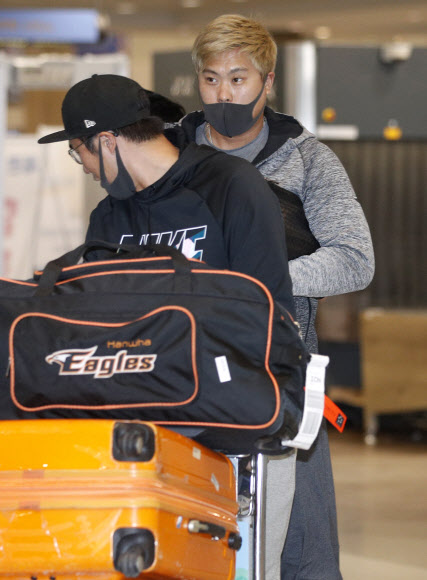 류현진이 21일 오후 보름 동안의 국외 개인 훈련을 마치고 인천국제공항을 통해 귀국하고 있다. 2020.1.21  연합뉴스