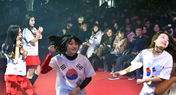 21일 중앙대에서 열린 외국인 유학생 k-pop경연대회에 참석한 외국인 유학생들이 댄스경연을 펼치고 있다.  2020.1.21 박지환기자 popocar@seoul.co.kr