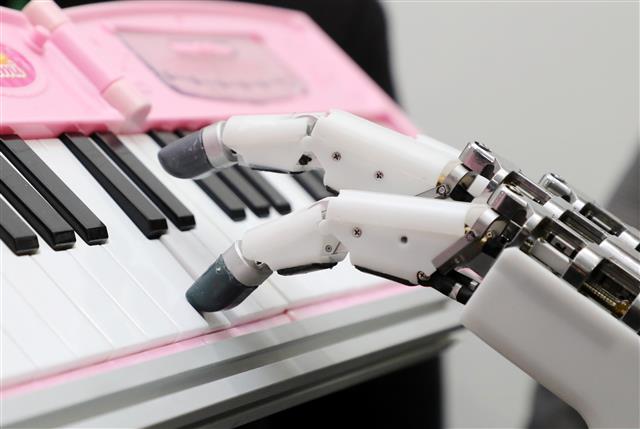 도구 조작 가능한 인간형 로봇 손 개발