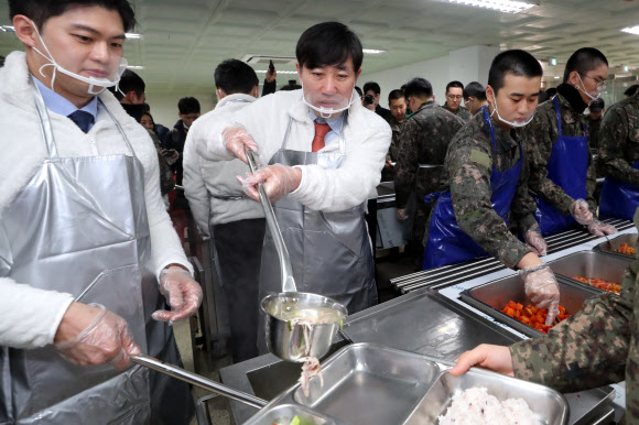 배식하는 하태경