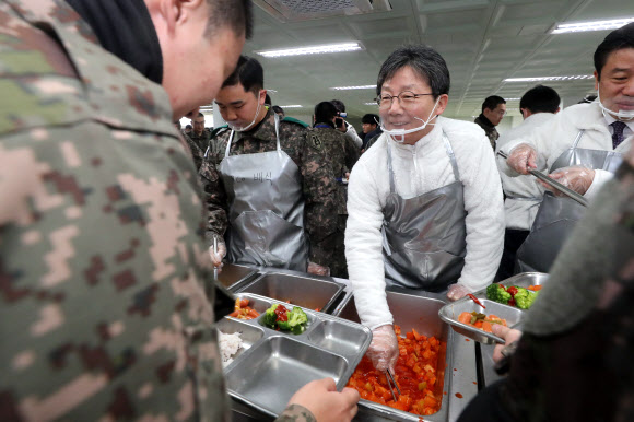 배식하는 유승민