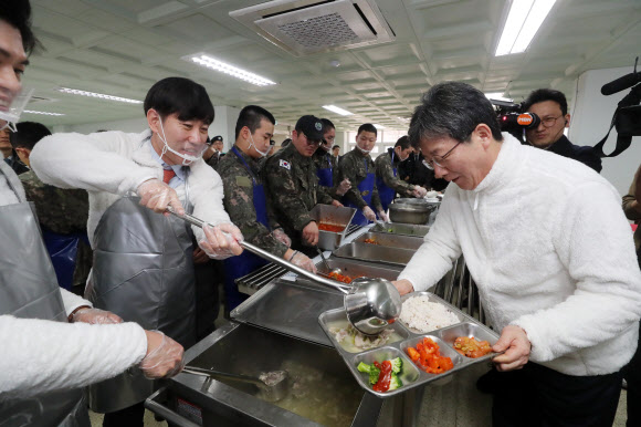 유승민에게 배식하는 하태경