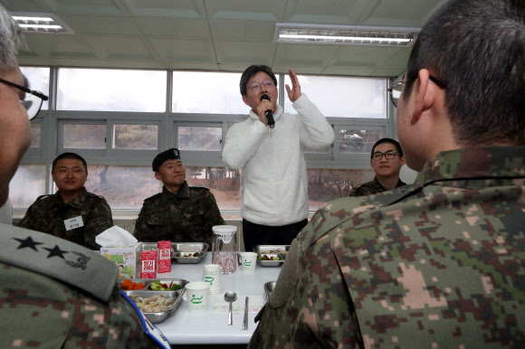 설 앞두고 전방부대 찾은 유승민