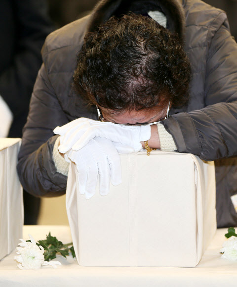 오열하는 제주4·3희생자 유족