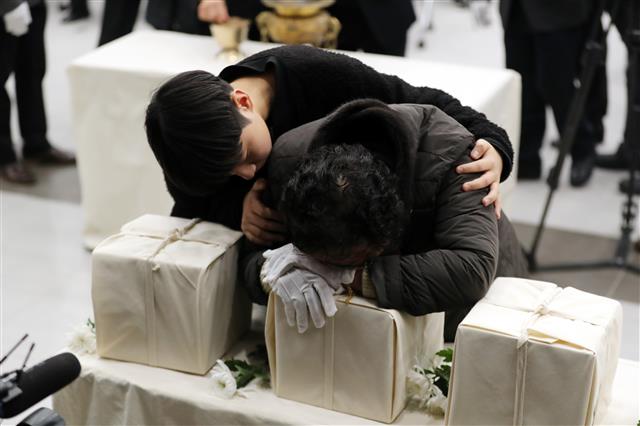 ‘눈물 흘리는 4·3 희생자 유족’