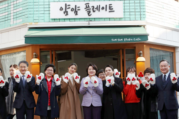 김정숙 여사, ‘나눔장갑’ 손에 끼고