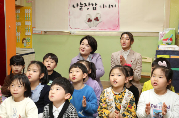 임형주 씨 노래 듣는 김정숙 여사와 설현