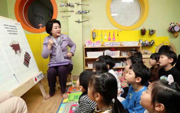동화책 읽어주는 김정숙 여사 ‘생동감 있게’