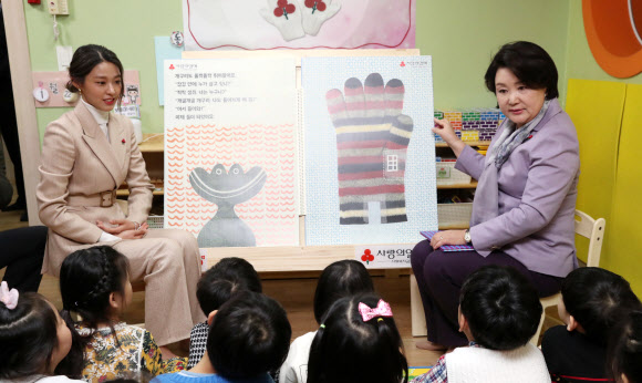 김정숙 여사, 설현과 함께 ‘동화책 읽어주기’