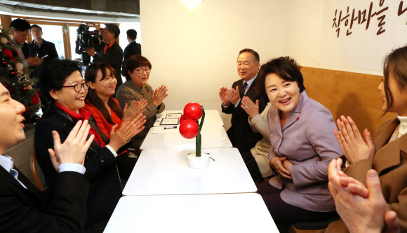 김정숙 여사, ‘착한 마을’ 사람들과 함께